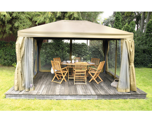 Scène de jardin avec pavillon, table en bois et chaises sur une terrasse en bois
