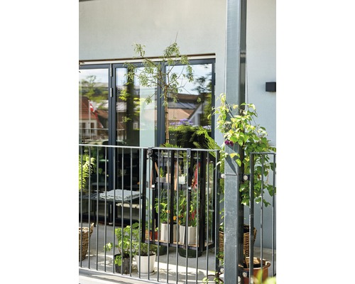 Balkon mit Pflanzen, Geländer und Sitzgelegenheit