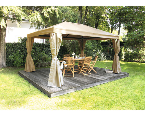 Tente de jardin avec rideaux et coin salon sur une terrasse en bois dans le jardin
