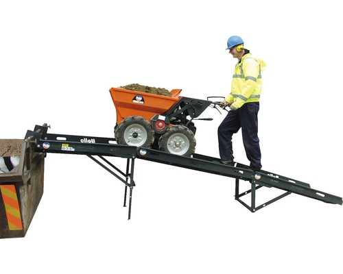 Brouette motorisée avec rampe et opérateur en train de décharger