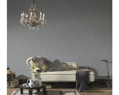 Wohnzimmer mit Sofa, Couchtisch, Dekoration und Kronleuchter