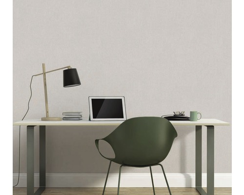 Arbeitszimmer mit Schreibtisch, Schreibtischlampe, Tablet und Stuhl vor einer strukturierten Tapete