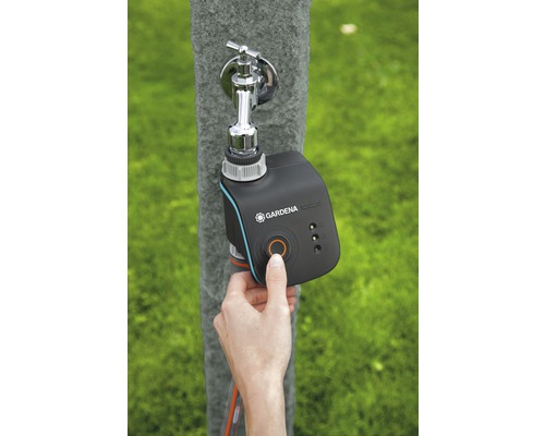 Système d''arrosage GARDENA sur robinet d''eau actionné à la main