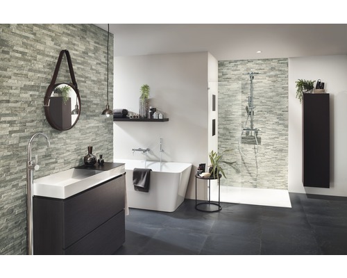 Modernes Badezimmer mit Waschtisch, Spiegel, Badewanne und Dusche