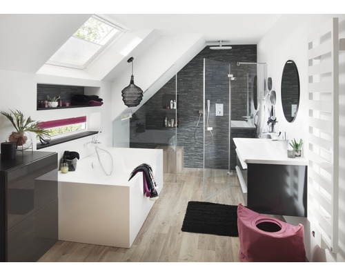 Badezimmer mit Dusche, Badewanne, Waschbecken und Dachfenster