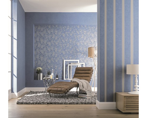 Salon avec papier peint bleu, chaise longue et décoration