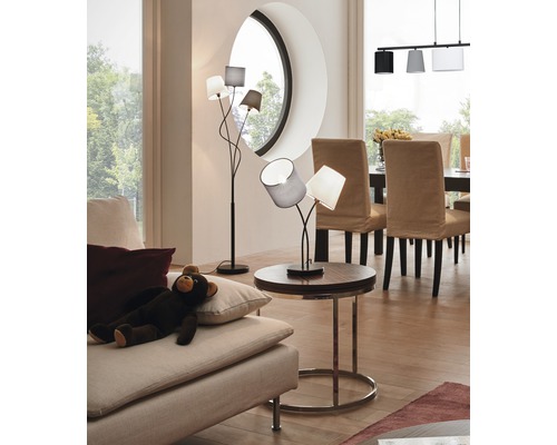 Salon avec lampadaire et lampe de table sur table d''appoint
