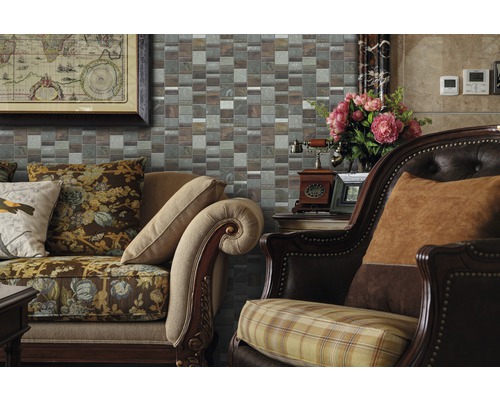 Salon décoratif avec mur en mosaïque, canapé et fauteuil