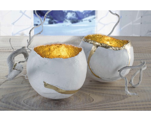 Bandes plâtrées tissu à modeler gros conditionnement 1 kg 5 rouleaux 10x500 cm Deux bols décoratifs avec des accents dorés et des branches sur une table