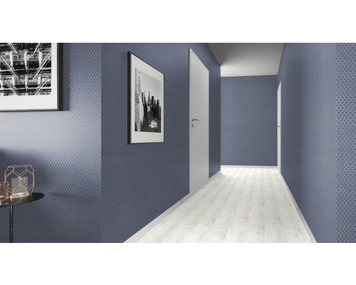 Couloir avec papier peint à motifs, portes et tableaux
