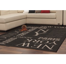 Tapis avec des noms de villes comme New York, Londres et Paris