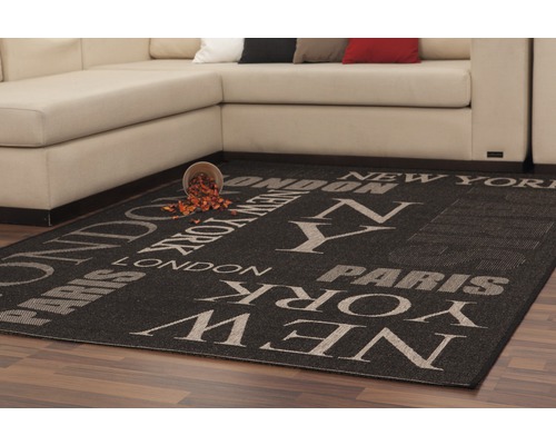 Tapis avec des noms de villes comme New York, Londres et Paris