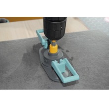 Fliesenbohrhilfe mit Bohrmaschine auf Fliese