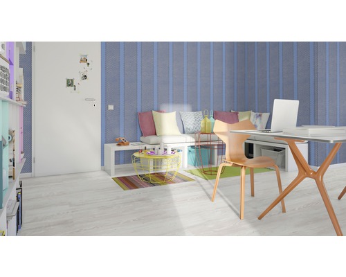 Pièce lumineuse avec bureau, chaise, banquette, table basse et papier peint bleu rayé