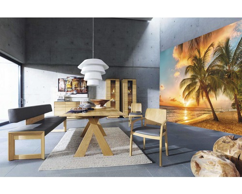 Salle à manger lumineuse avec table en bois, banc, chaises et papier peint photo sur le thème de la plage