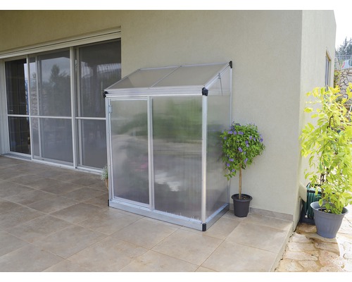 Kleines Gewächshaus aus Polycarbonat mit Aluminiumrahmen auf einer Terrasse