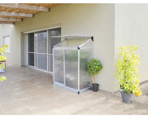 Gewächshaus für den Balkon an Hauswand mit Pflanzen