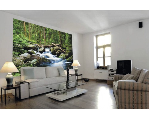 Salon lumineux avec papier peint photo forêt et meubles