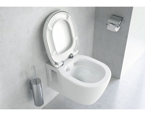 Weisses Wand WC mit offenem Deckel, Toilettenbürste und Toilettenpapierhalter