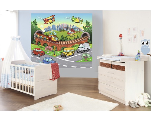 Kinderzimmer mit Kinderbett, Wickelkommode und Wandbild mit Fahrzeugmotiven