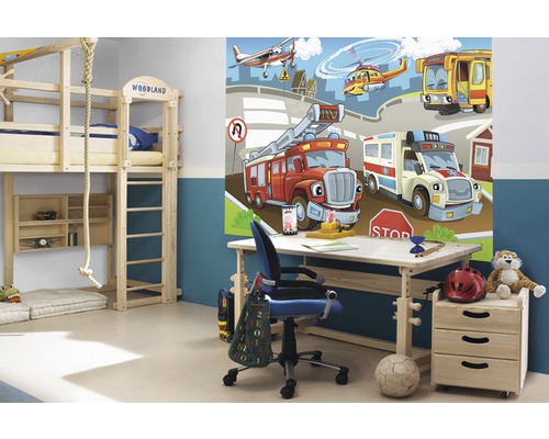 Kinderzimmer mit Hochbett, Schreibtisch und Wandbild mit Fahrzeugen