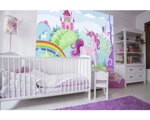 Kinderzimmer mit Einhornmotiv-Tapete, Kinderbett und Bücherregal