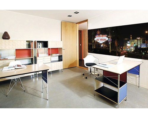 Helles Büro mit Schreibtischen, Regalen und einem Wandbild mit dem Las Vegas Schild
