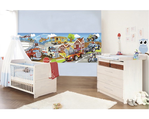 Kinderzimmer mit Wickelkommode, Kinderbett und Wandbordüre mit Fahrzeugmotiven