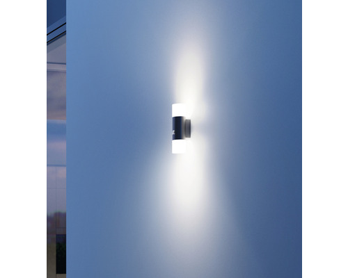 Leuchtende Wandleuchte an einer Wand montiert.