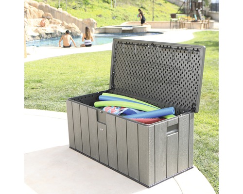 Geöffnete Gartenbox zur Aufbewahrung von Poolzubehör im Freien