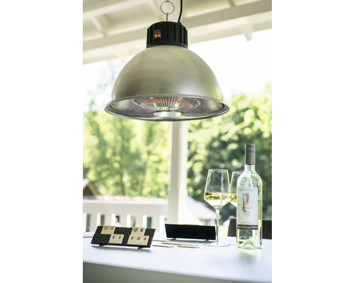 Lampe suspendue comme chauffage de terrasse au-dessus d''une table avec des boissons et un jeu