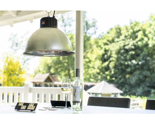 Lampe suspendue au-dessus d''une table avec des boissons et un jeu en plein air.