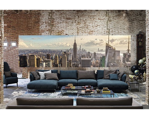 Wohnzimmer mit Ecksofa, Sessel und Fototapete mit New York Skyline