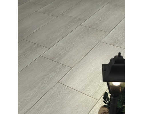 Carrelage de sol posé avec aspect bois et un lampadaire