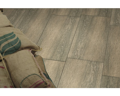 Verlegte Bodenfliesen in Holzoptik und Dekosäcke