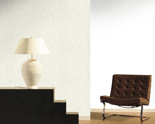 Intérieur avec papier peint à motifs, lampe et fauteuil