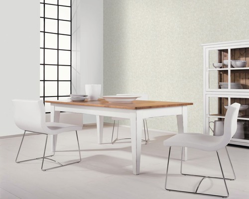 Salle à manger lumineuse avec table à manger en bois et chaises blanches devant une fenêtre