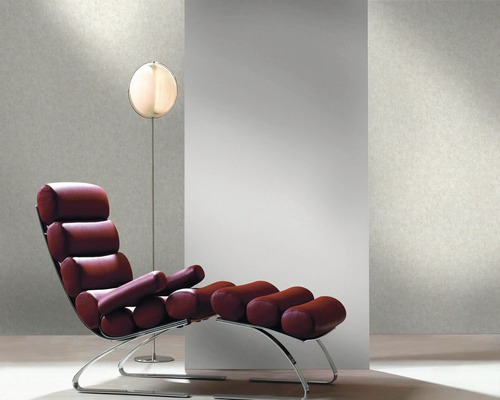 Intérieur avec fauteuil, repose-pieds et lampadaire