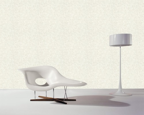Scène d''intérieur avec un fauteuil en plastique, un pied en bois et un lampadaire.