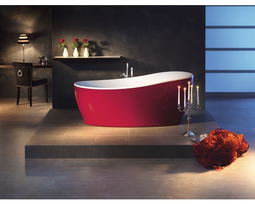 Baignoire îlot Baignoire ovale OTTOFOND Sempre 180 x 85 cm blanc lisse 703912 Baignoire îlot dans une salle de bains avec chandelier et chaise