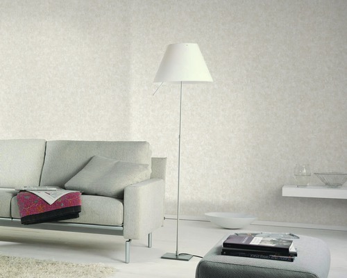 Salon avec canapé, lampadaire et papier peint à motifs