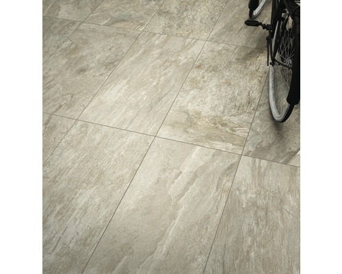 Carrelage de sol posé avec aspect pierre naturelle et vélo