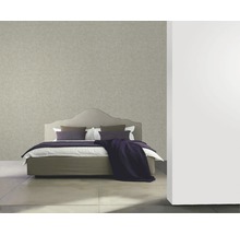 Chambre lumineuse avec lit et papier peint texturé