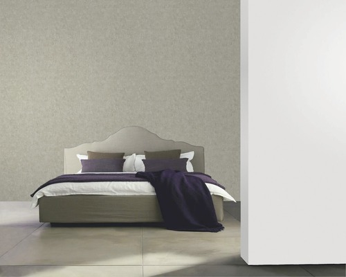 Chambre lumineuse avec lit et papier peint texturé