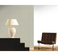 Vue d''une pièce avec papier peint à motifs, lampe et fauteuil en cuir marron