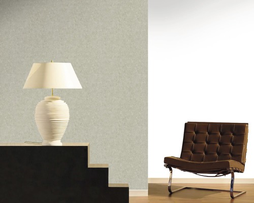 Vue d''une pièce avec papier peint à motifs, lampe et fauteuil en cuir marron