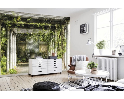 Espace de vie avec un papier peint photo représentant une tonnelle de jardin