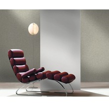Vue d''une pièce avec fauteuil, repose-pieds et lampadaire