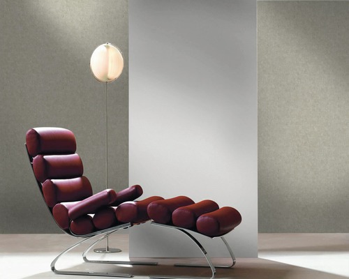 Vue d''une pièce avec fauteuil, repose-pieds et lampadaire
