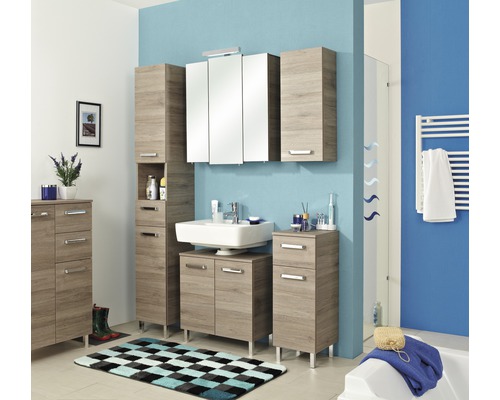 Salle de bains avec lavabo, armoire de toilette et armoires en bois